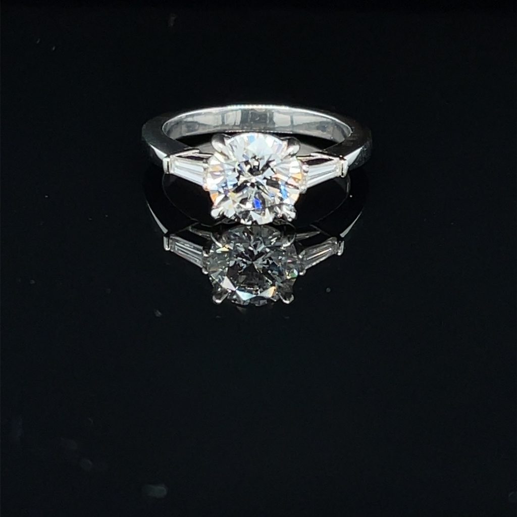 DIAMOND 1.72 CARATS ROUND ENGAGEMENT RING WITH TAPERED BAGUETTES